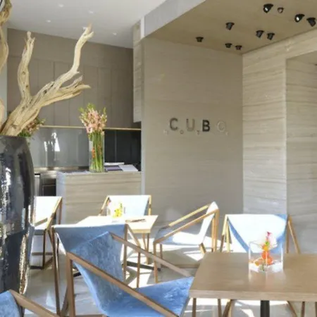 Готель Cubo 4*